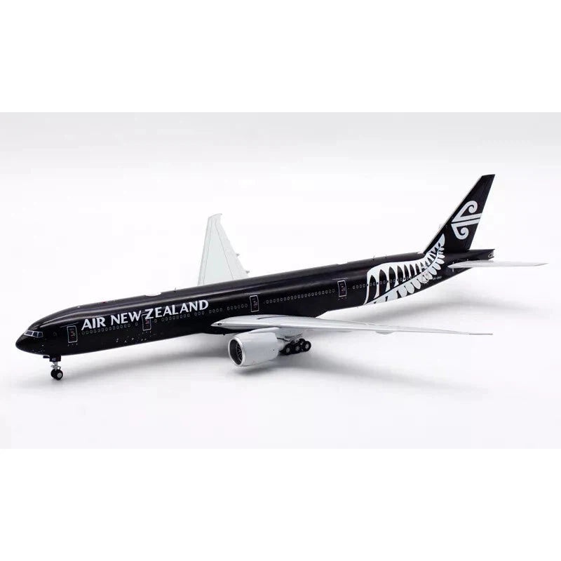 1/200 Air New Zealand Boeing 777-200ER “All Blacks with White Nose” Reg: ZK-OKH with Stand