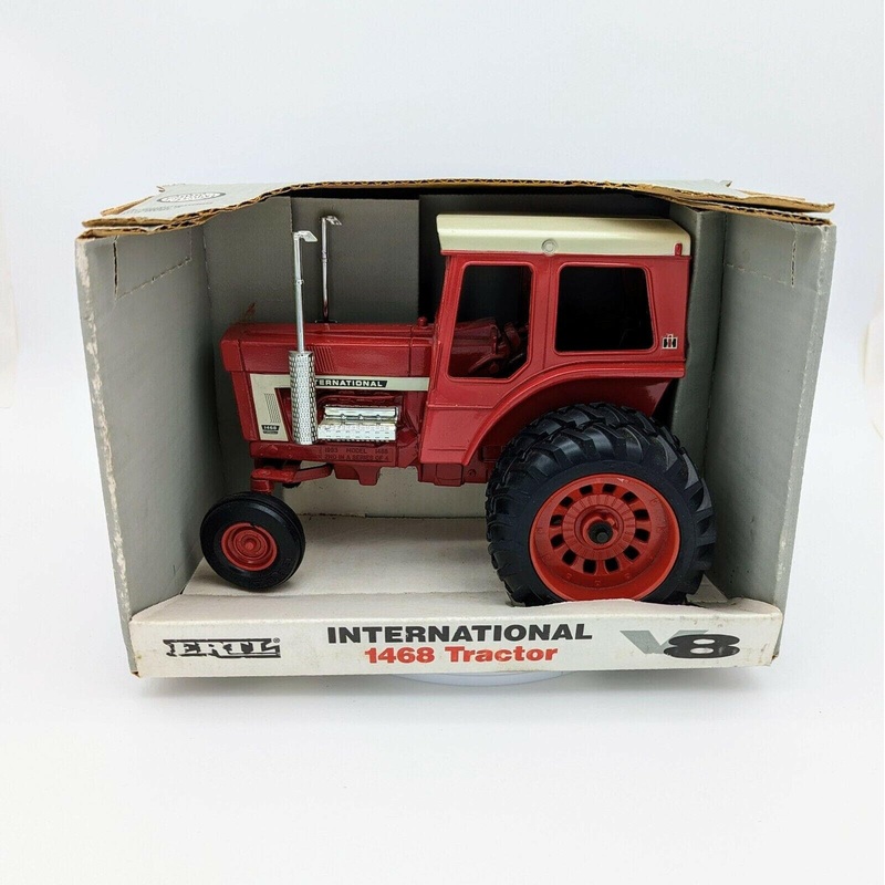 1/16 International Harvester 1468 V8 Tractor With White Cab