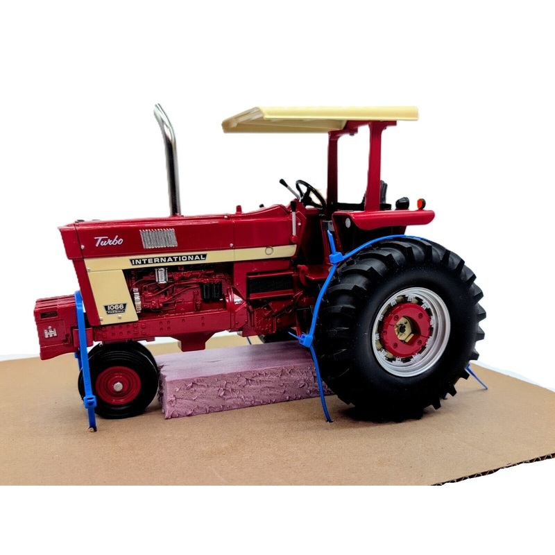 1/16 Custom International Harvester 1066 Narrow Front