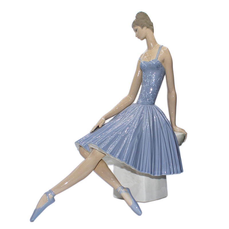 Lladr Figurine: 4559 Waiting Backstage