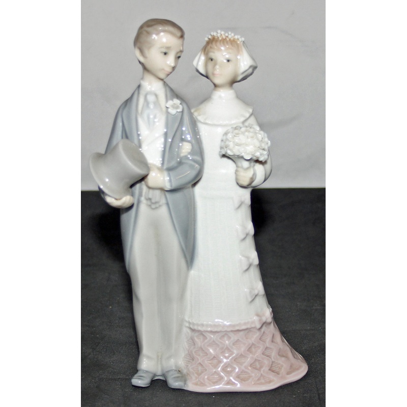 Llard Figurine: 4808 Wedding – As Is Piece
