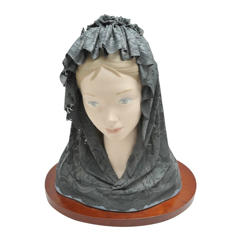 Lladr Figurine: 11538 Bust with Black Veil