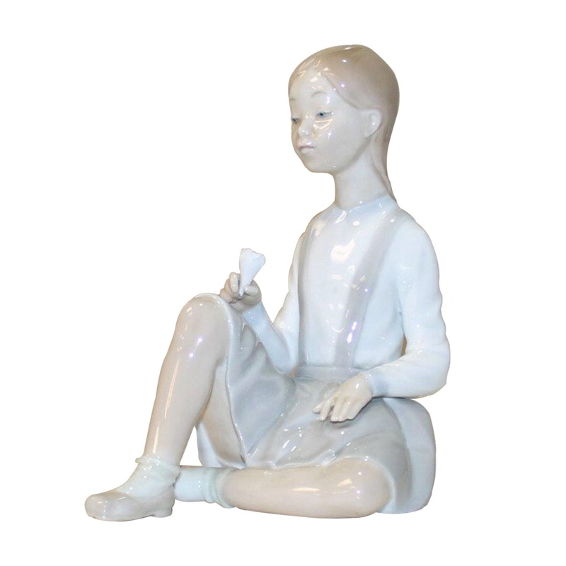 Lladr Figurine: 4596 Girl with Flower