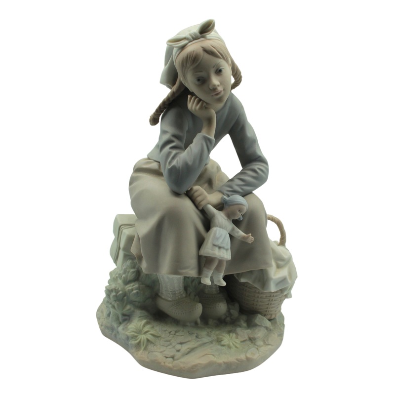 Lladr Figurine: 1211m Girl with Doll