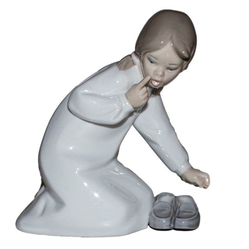 Lladr Figurine: 4523 Little Girl w/ Slippers