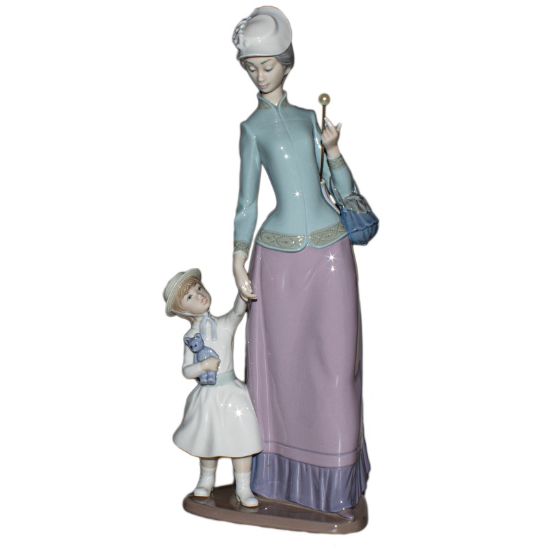 Lladr Figurine: 1353 Lady with Girl