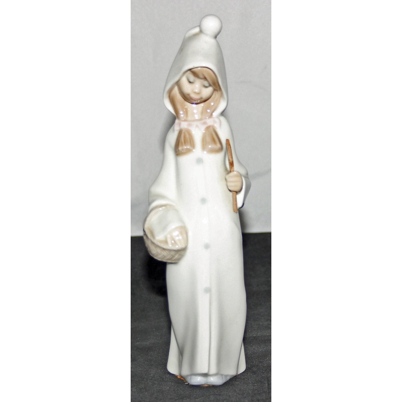 Llard Figurine: 4678 Girl With Basket – As Is Piece