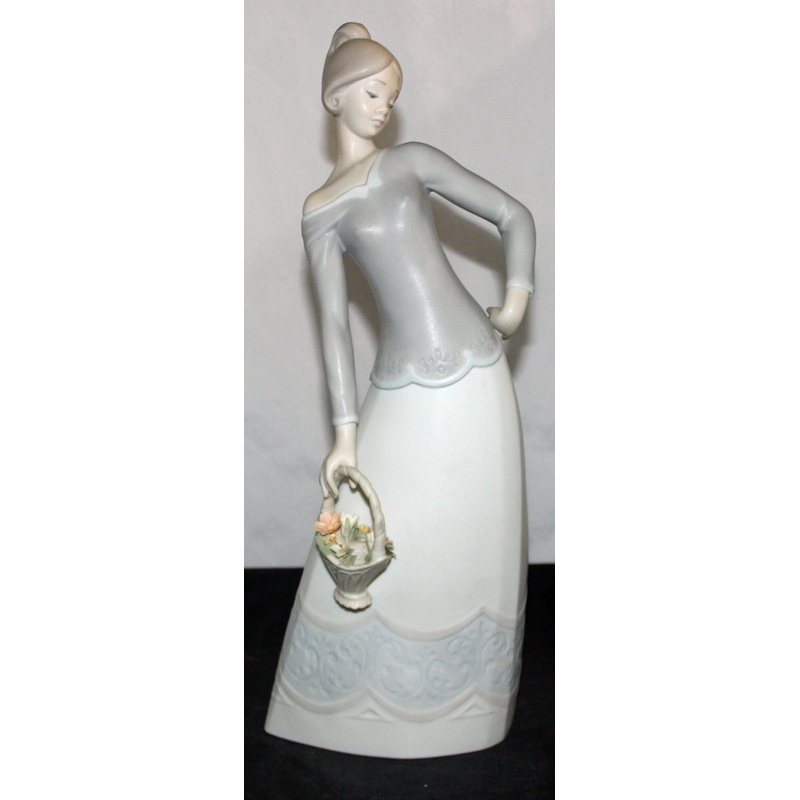 Lladr Figurine: 16884 Serena – As Is Piece