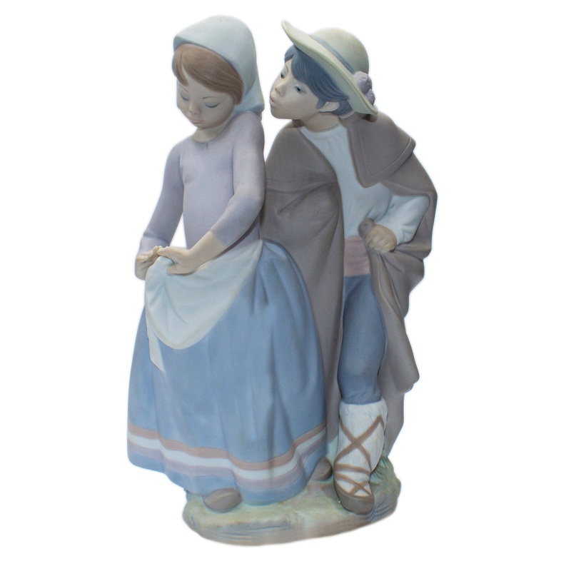 Lladr Figurine: 1188 Little Couple Kissing