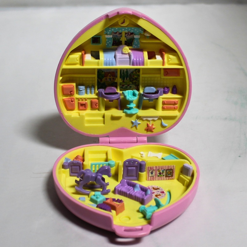 Polly Pocket: Heart Shaped Compact Mini Doll House
