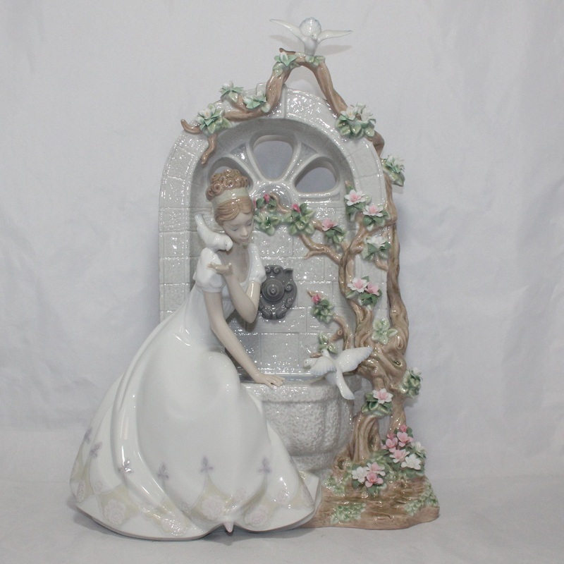 Lladr Figurine: 1876 Spring of Love – As Is