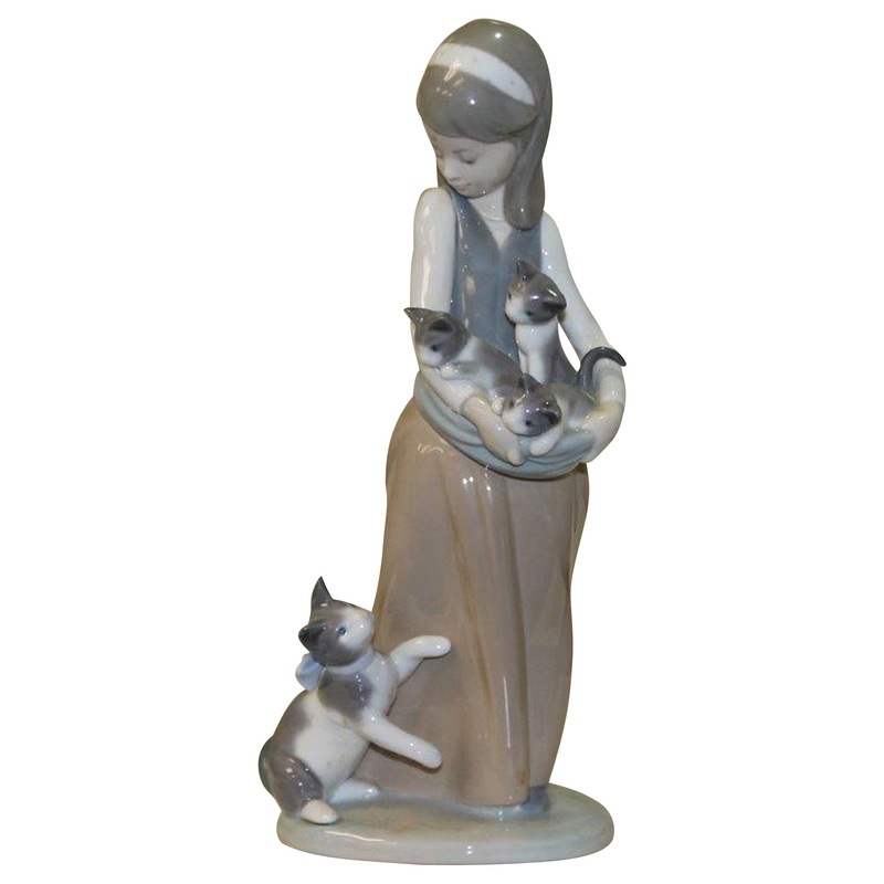 Lladr Figurine: 1309 Girl with Cats