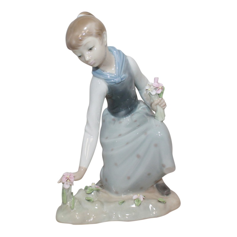 Lladr Figurine: 1172 Girl with Flowers
