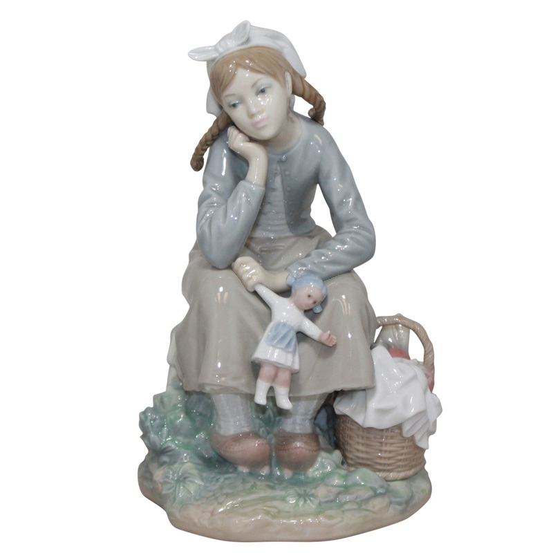 Lladr Figurine: 1211 Girl with Doll