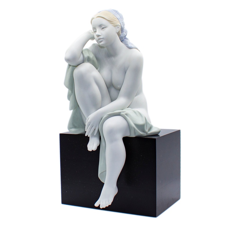 Lladr Figurine: 16887 Lost in Thought
