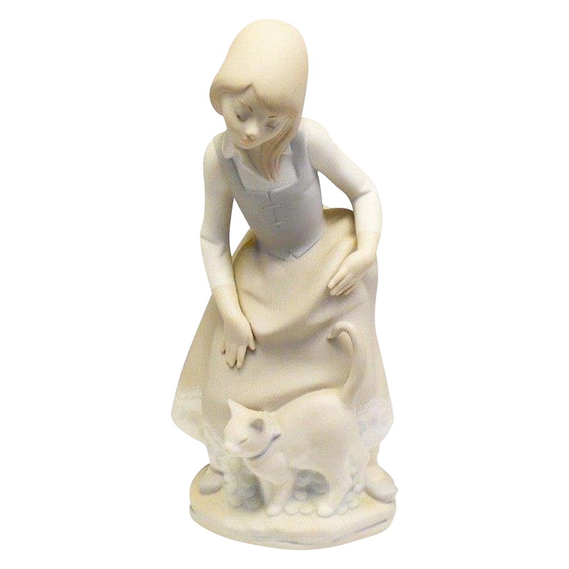 Lladr Figurine: 1187 Little Girl with Cat